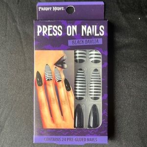 black/white press on nails “Black Dahlia”